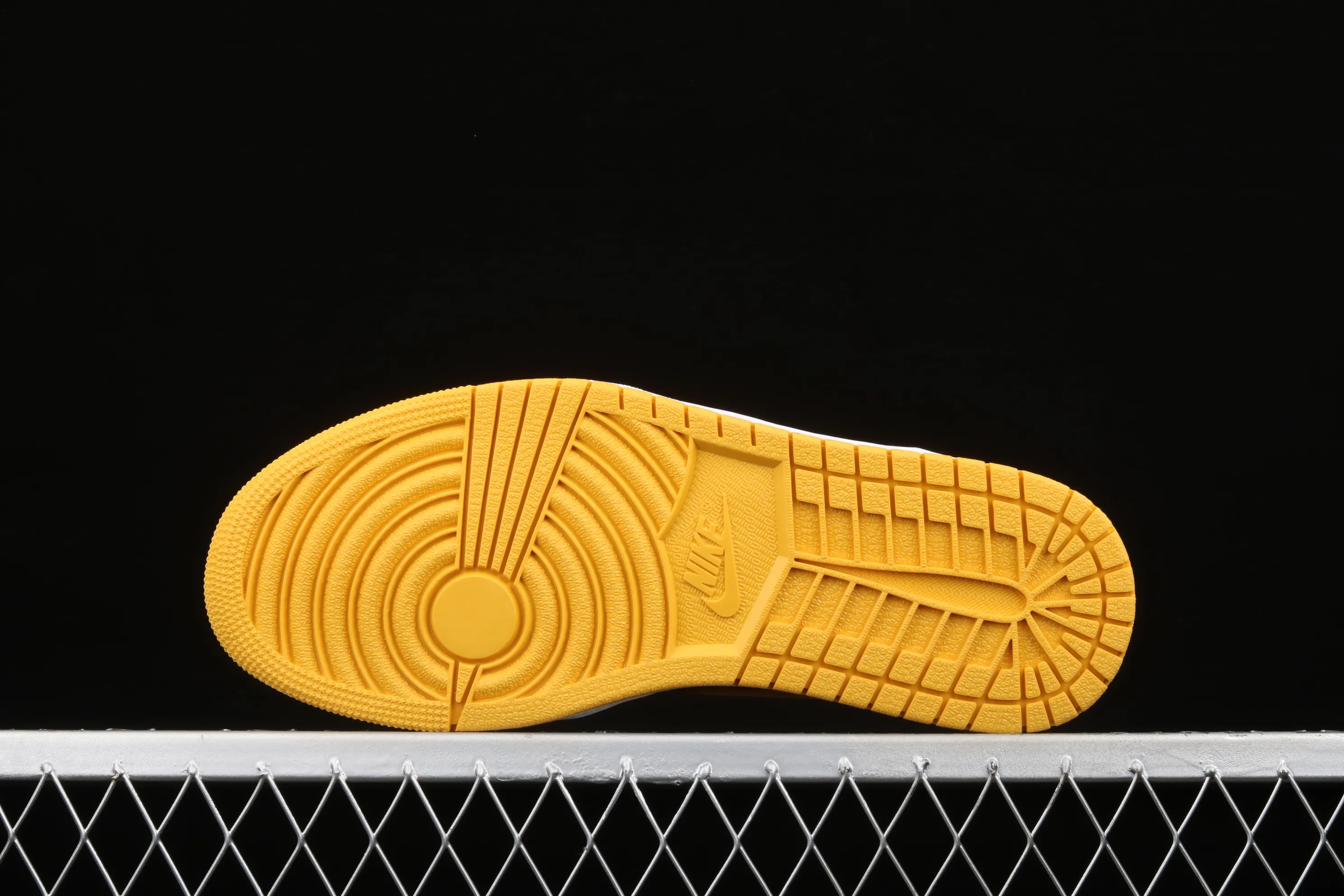 All categories Air Jordan Jordan series basketball shoes Air Jordan 1 High L version Air Jordan 1 High OG "Pollen" AJ1 Joe 1 black and yellow 555088-701